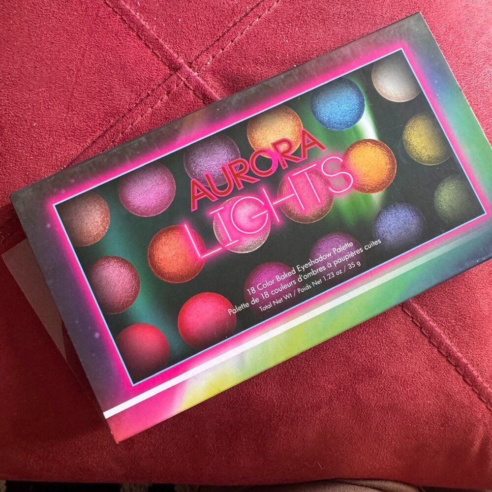 Women Aurora Light 18 baked eyeshadow palette by BH Cosmetics